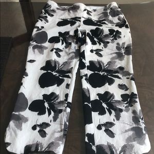 Soft Surroundings Black & White Floral Capri